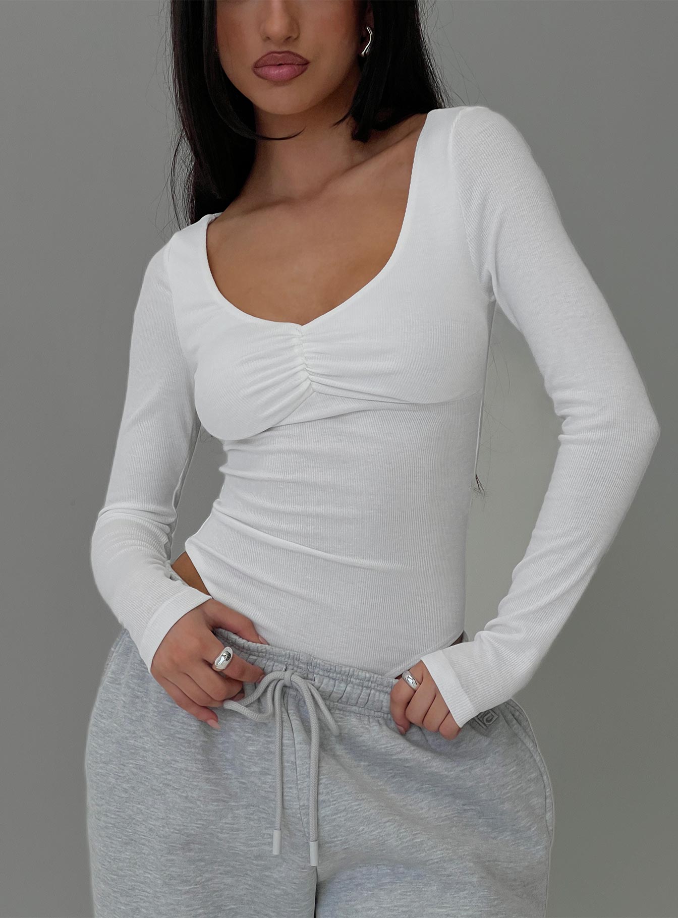 0-modelinfo-ella-us2_9896f3f2-516a-4ce9-a7e3-46a38d5cab9e