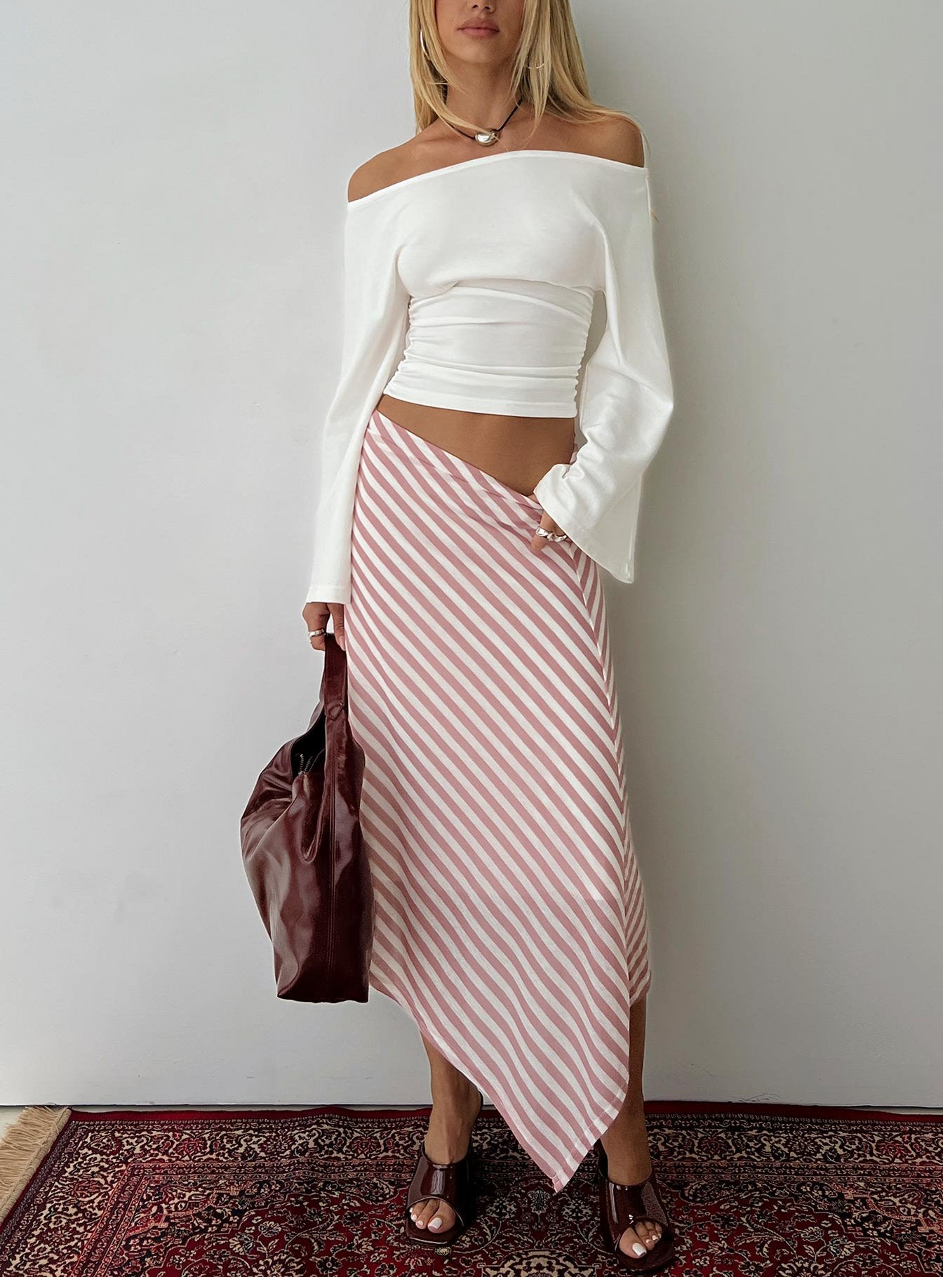 0-modelinfo-ella-us4_091c1059-ff3e-4564-8839-357e60b71d71