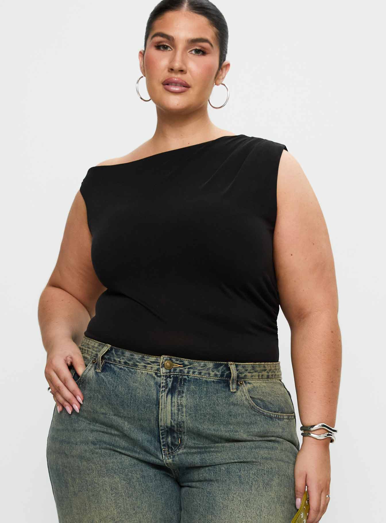 1-modelinfo-bianca-us14_b35e5271-cb03-449a-ab76-fc4833eea04b