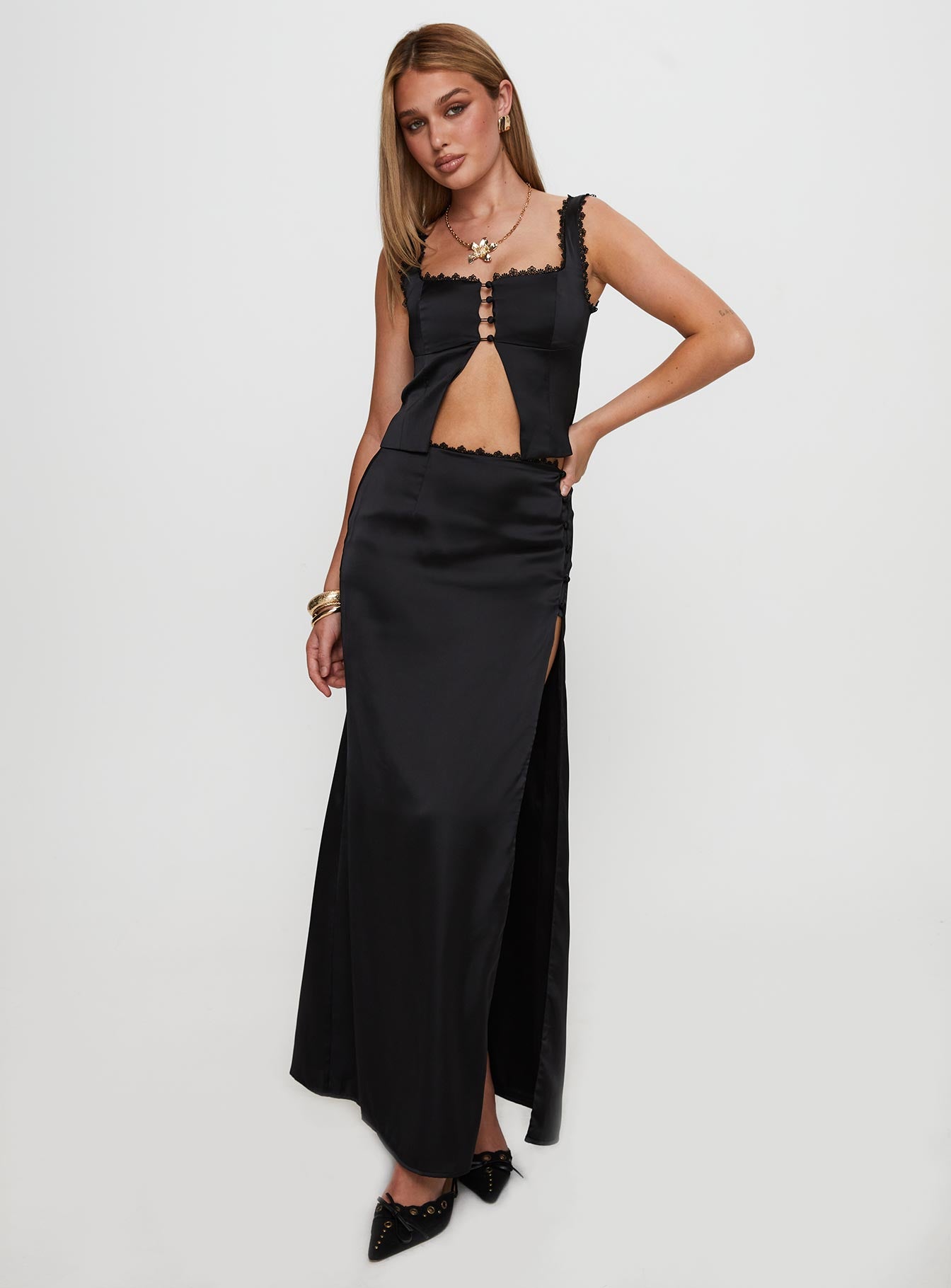 1-modelinfo-dana-us2_9135d4df-a565-4cae-81d2-4c6dba8259d9