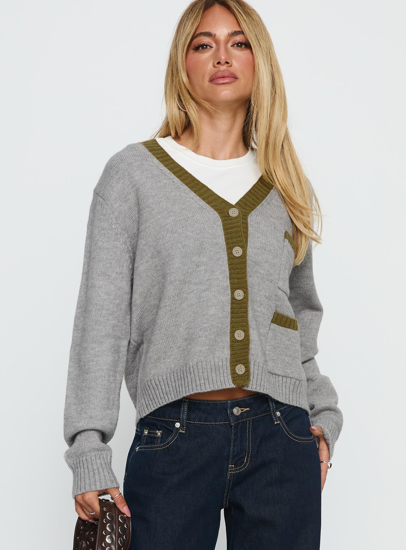 1-modelinfo-ella-us2_a06ef197-24a0-4ded-bb96-ab8e11e85660