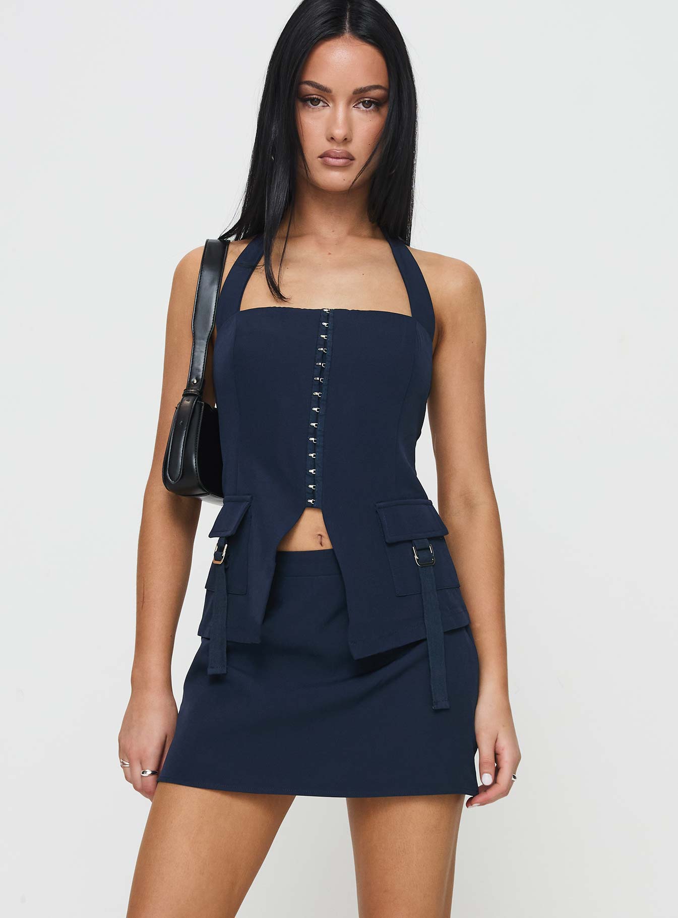 1-modelinfo-holly-us2_07159345-3e25-423a-ab38-695ee0bab61a