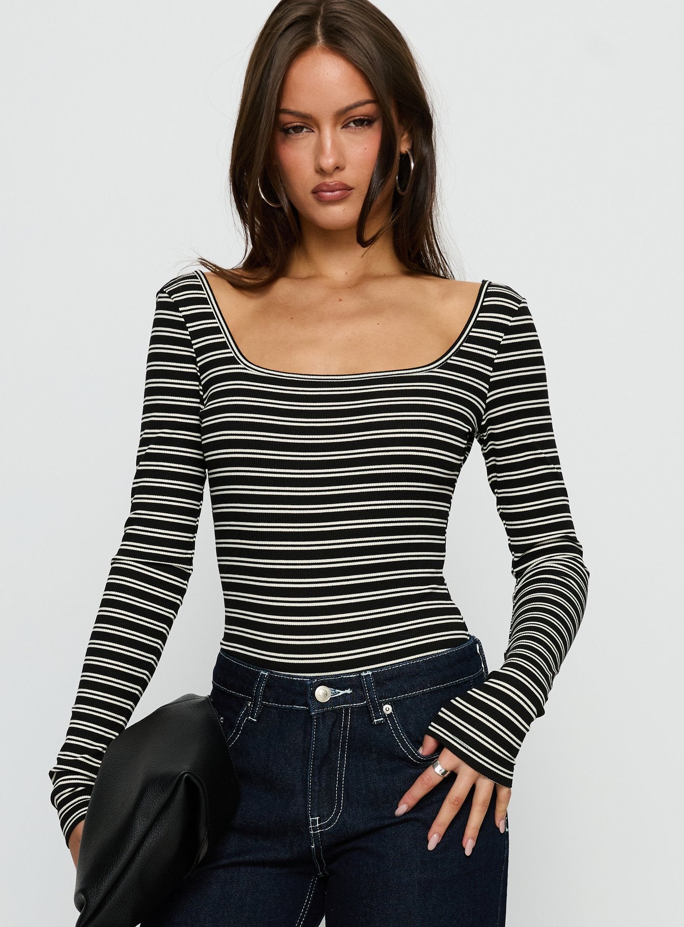 1-modelinfo-holly-us2_24136b02-8a48-4c25-b031-0e581ecb4c3f