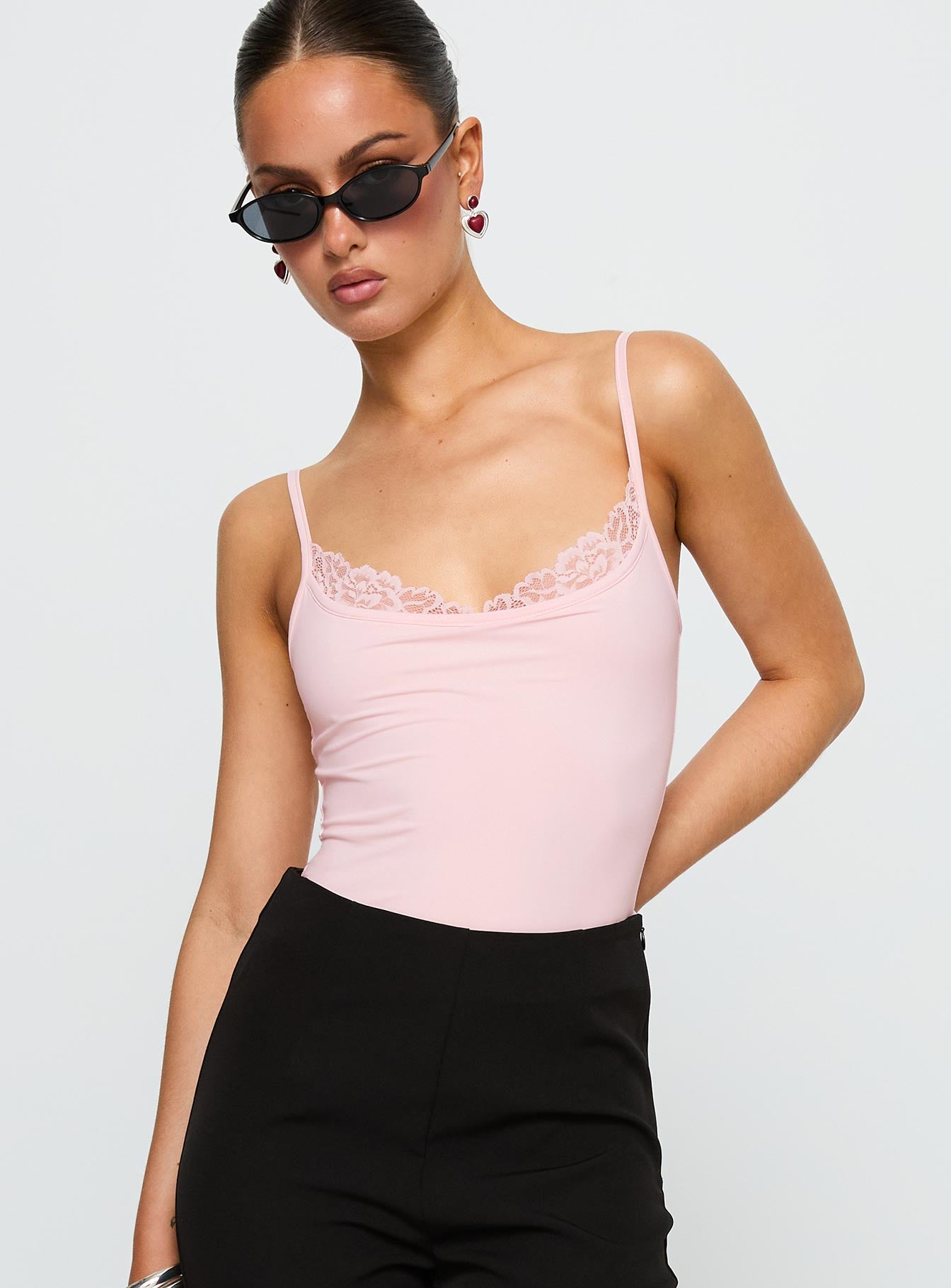 1-modelinfo-holly-us2_49a5c4a0-6eae-4f1b-91f2-5bc67ccaf205