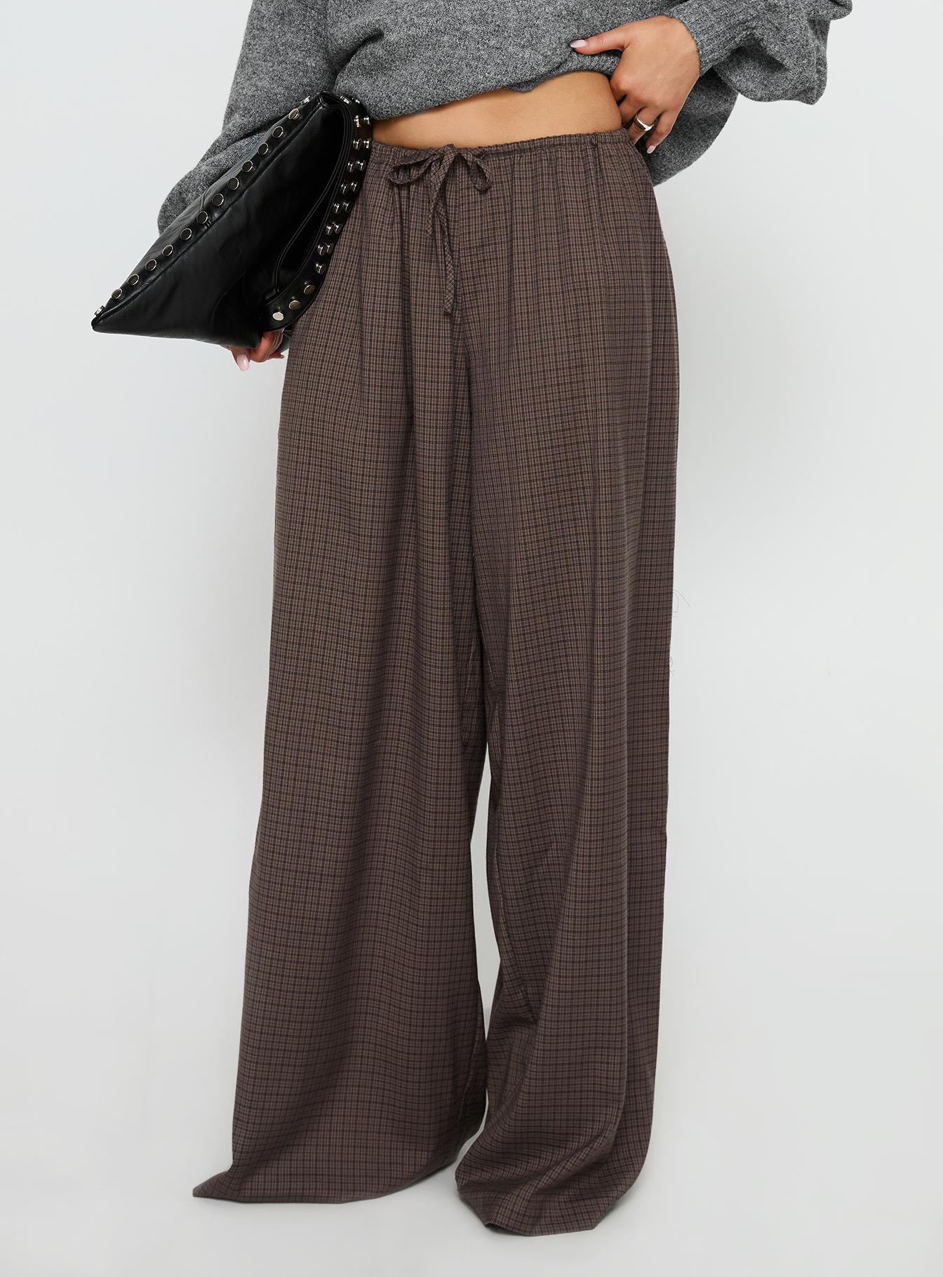 1-modelinfo-holly-us2_594557a7-ace1-42d6-9264-dfcd4cf65649
