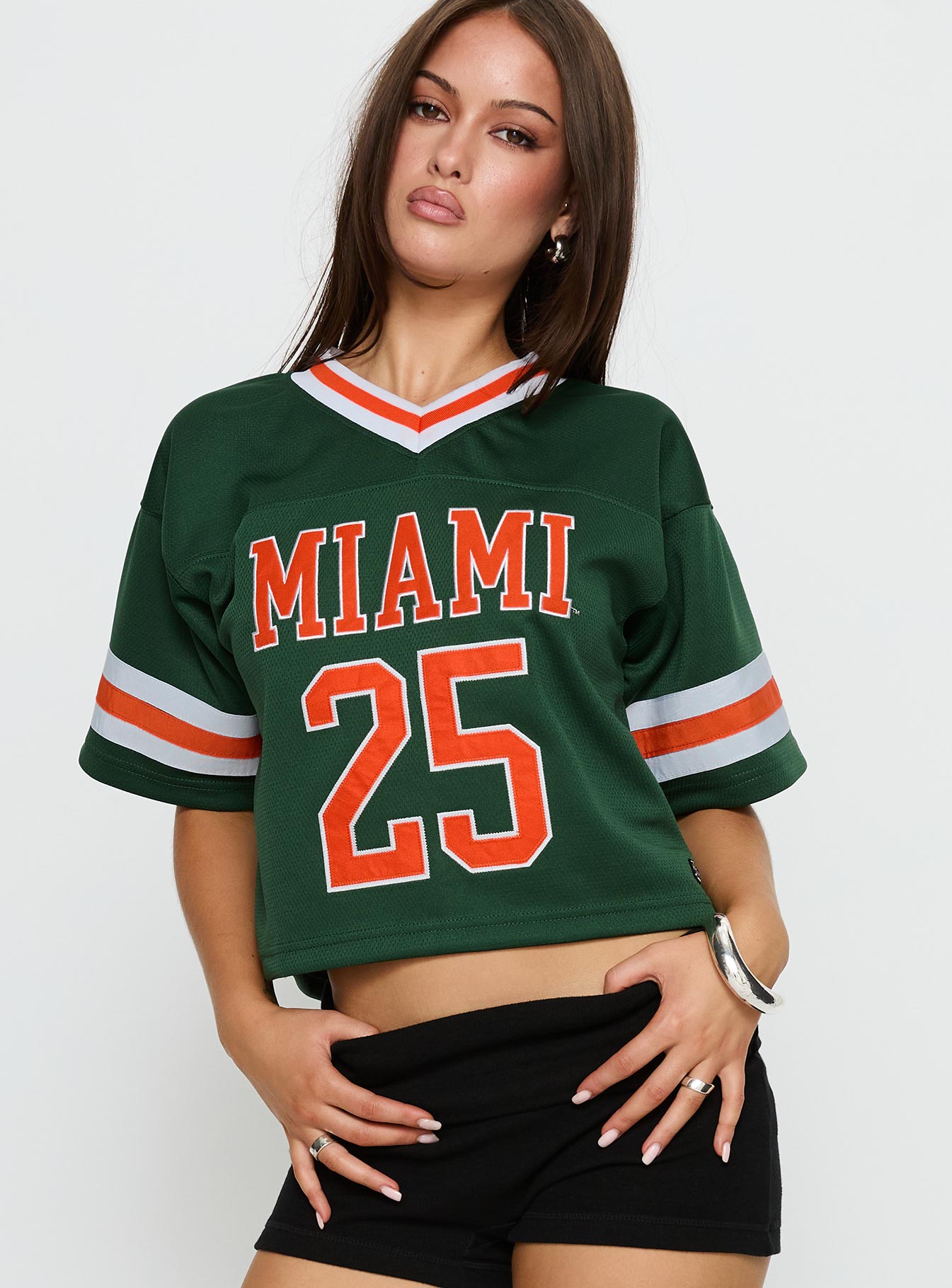 1-modelinfo-holly-us2_5e15f6cb-b958-4e8f-bb40-c5f4b454b83e