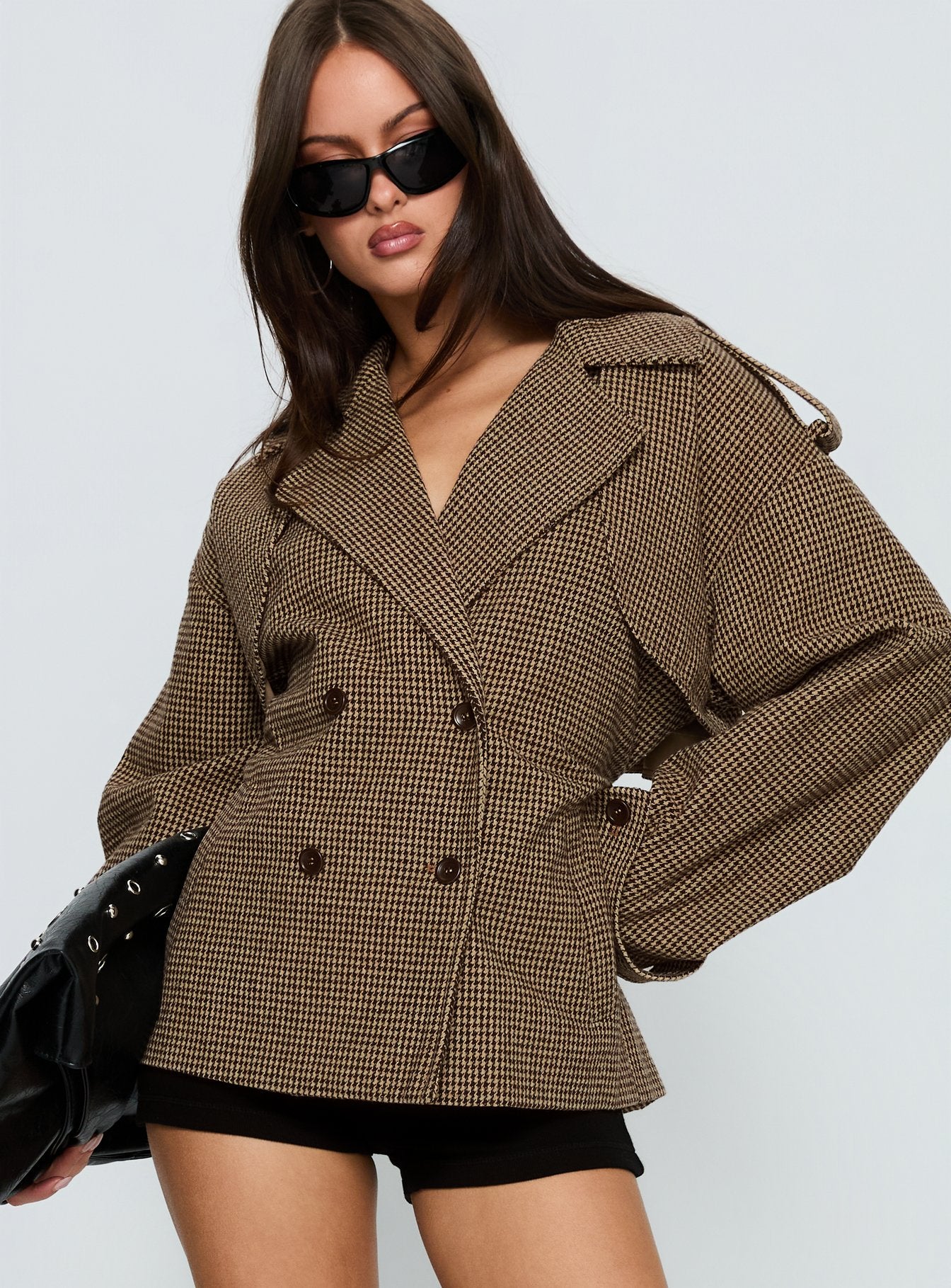 1-modelinfo-holly-us2_962001df-ecf3-4240-9dc1-1aebe23ddc70