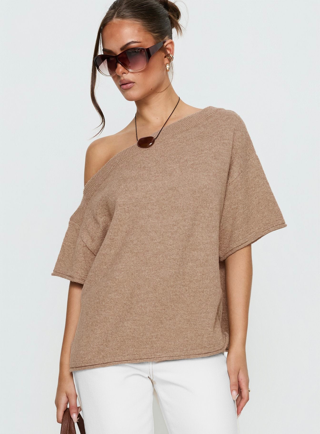 1-modelinfo-holly-us2_d476892d-4490-452b-bc12-0c15fc5e20c2