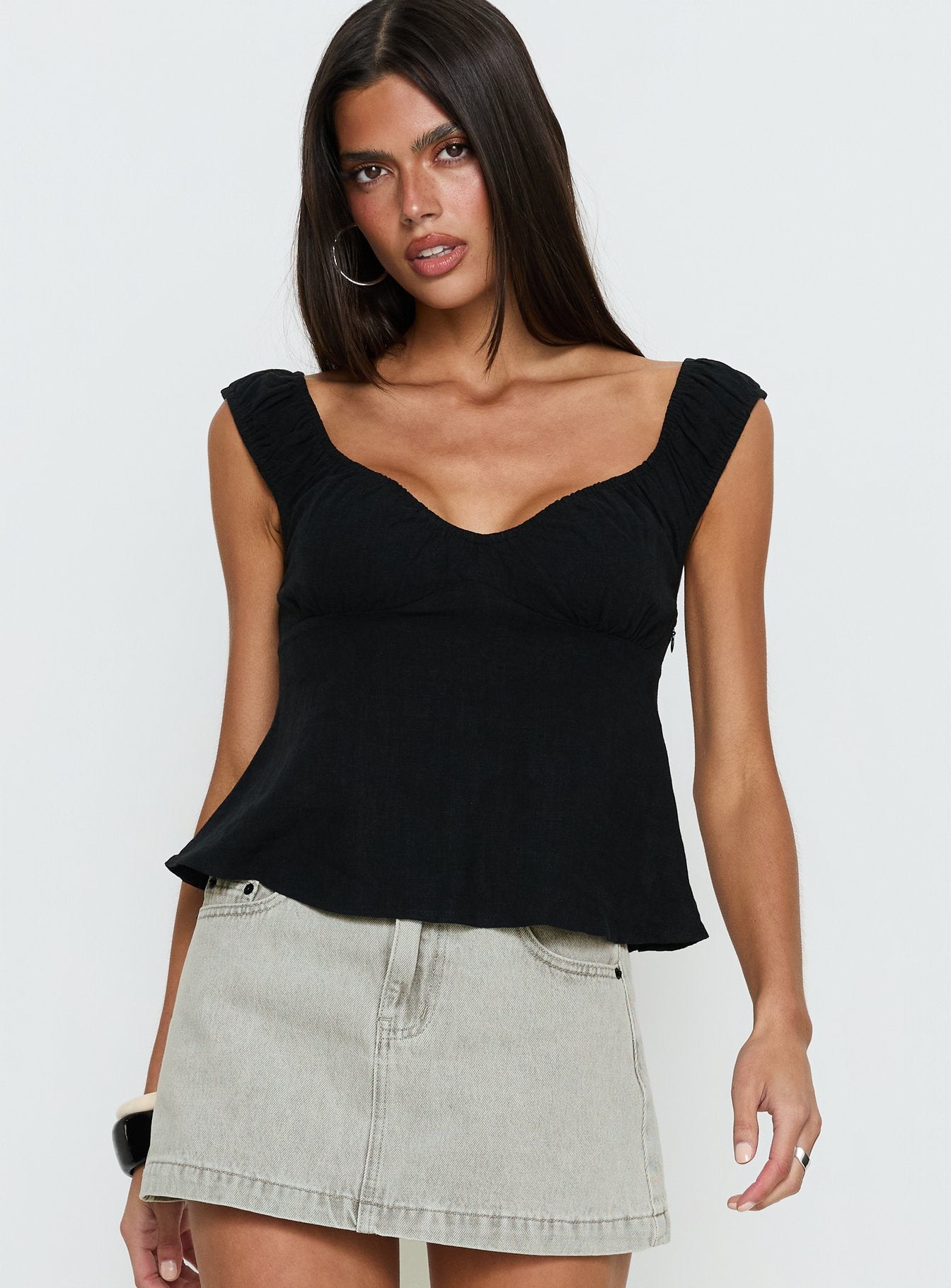1-modelinfo-lauren-us2_1d6e6967-a005-4dbb-97e2-f5168fefb0ce