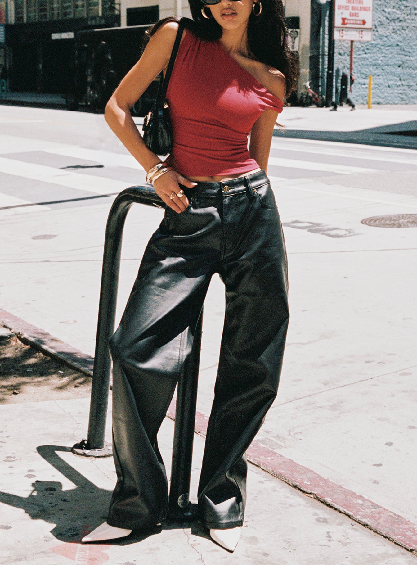 1-modelinfo-leona-us2_a8d1fc1d-b92a-4cd8-b073-c77ccd5dcdcc