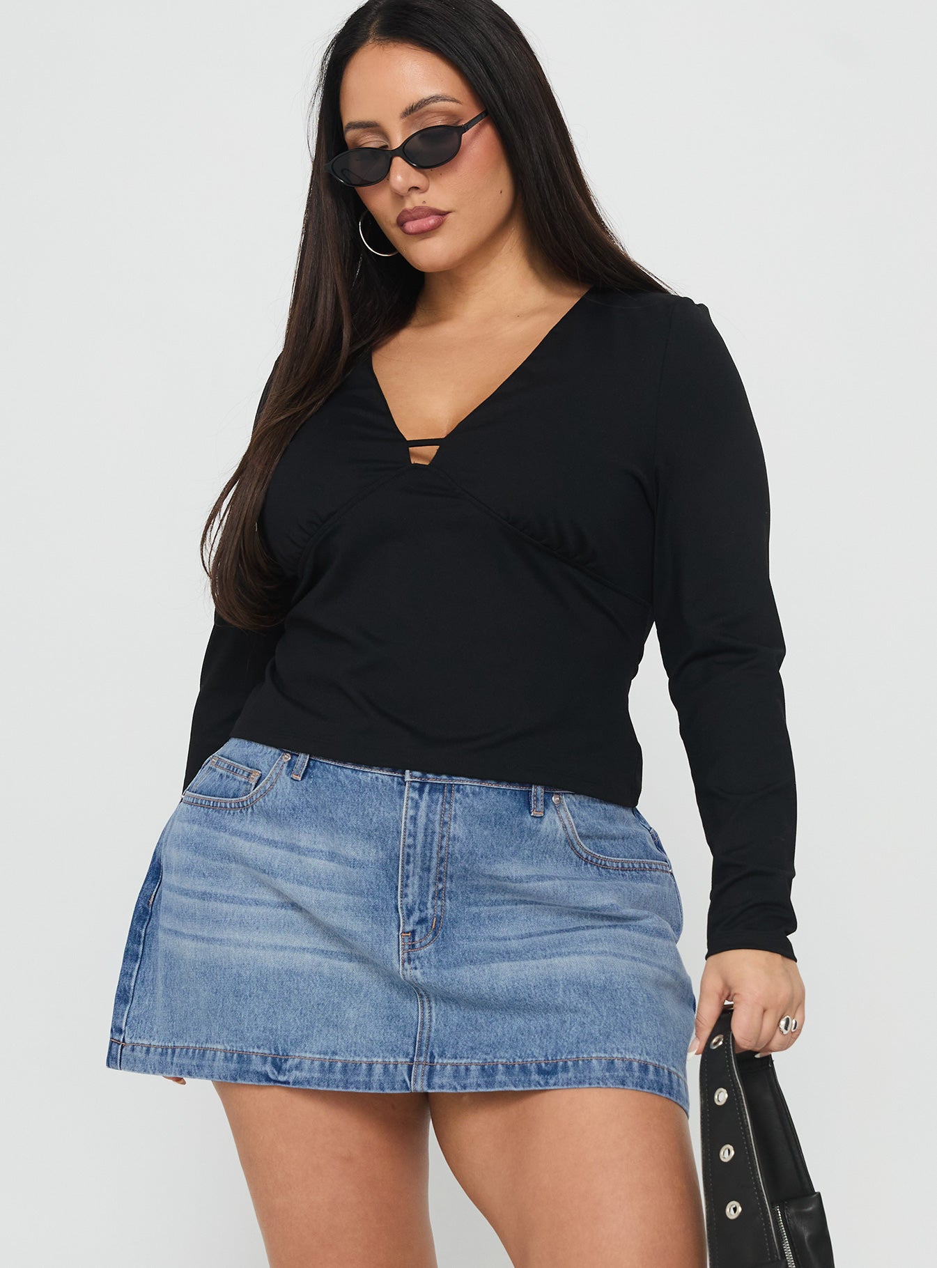 1-modelinfo-yasmine-us14_93d21980-357a-4a31-bacd-aad222288bb9
