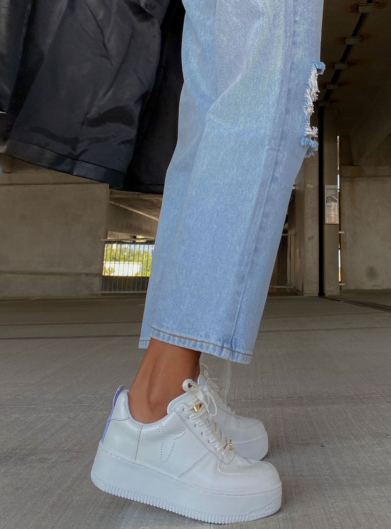 WINDSOR-SMITH-WHITE-RACERR-SNEAKERS_24e1fe6e-325a-44d2-b9d4-367551ddfc15