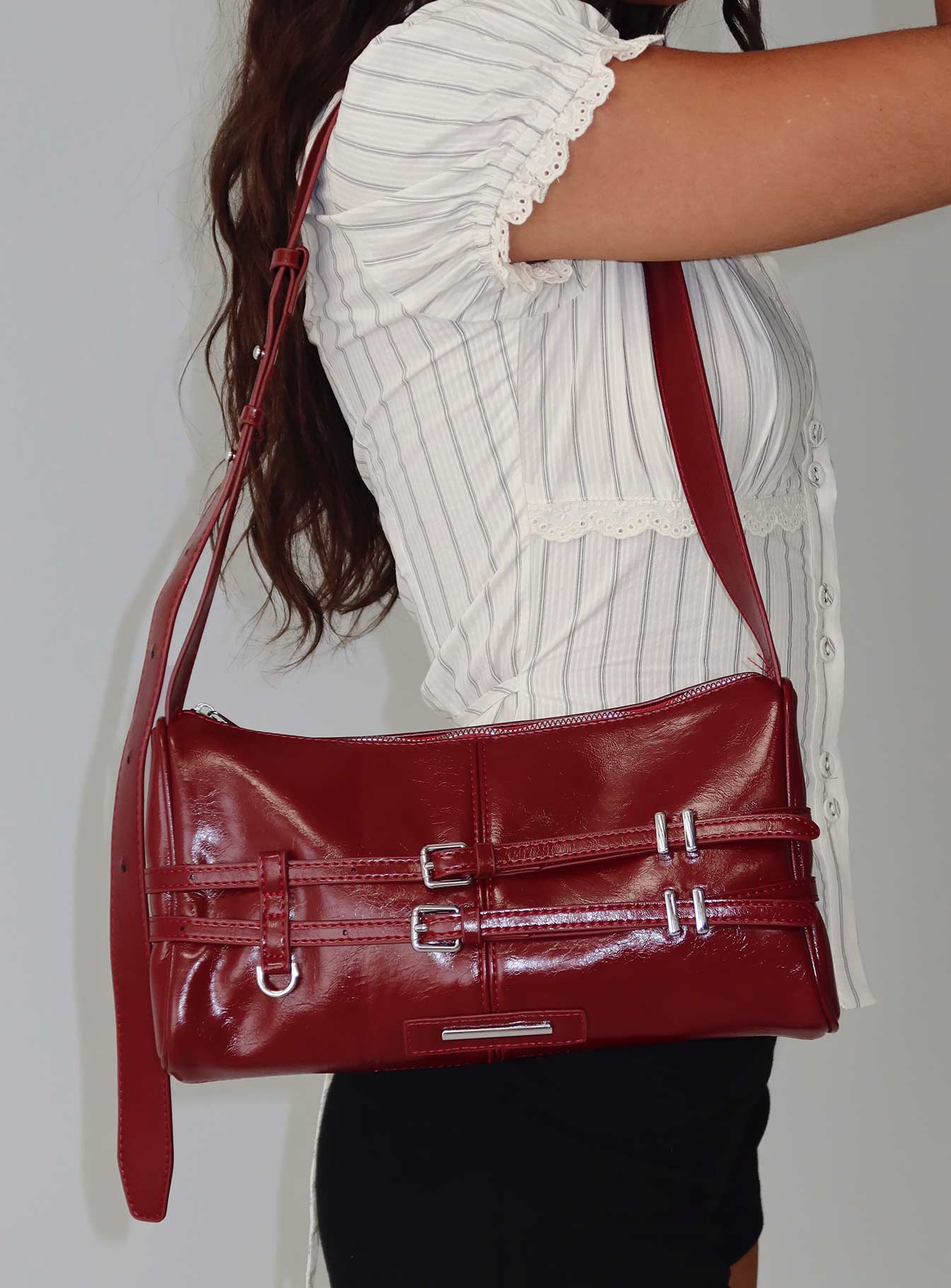 recognize-buckle-detail-bag-red